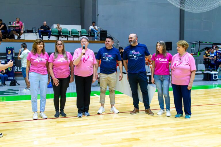 AGE e Lab. São Roque realizam doação para a Liga Feminina de Guaporé